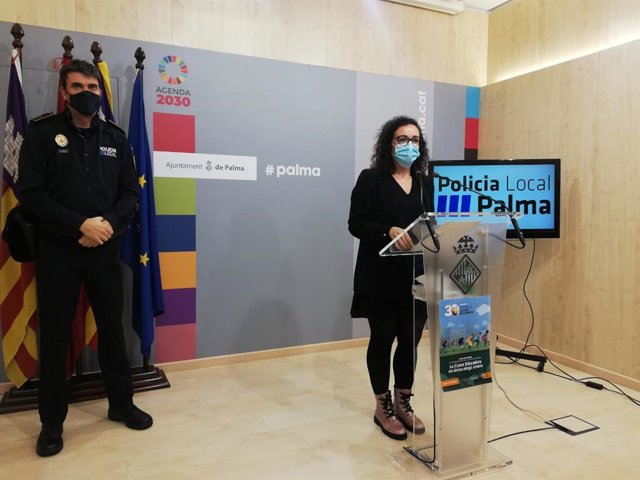 La regidora de Seguridad Ciudadana del Ayuntamiento de Palma, Joana Adrover, en rueda de prensa.
