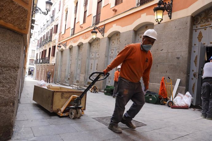 Archivo - Un obrero con material de construcción 