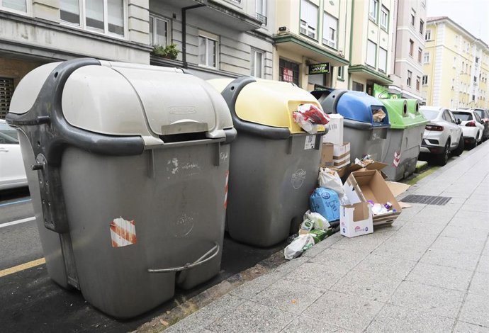 Varios contenedores con basura en Santander