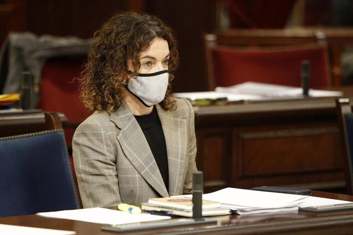 Archivo - La consellera de Hacienda en el Govern, Rosario Sánchez, durante una sesión plenaria en el Parlament. Archivo.