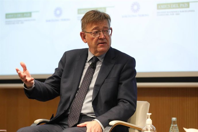 Ximo Puig interviene en un foro en Barcelona