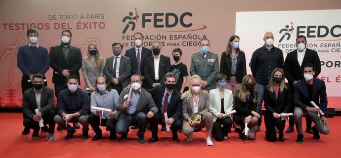 Foto de familia tras la Gala de la Federación Española de Deportes para Ciegos