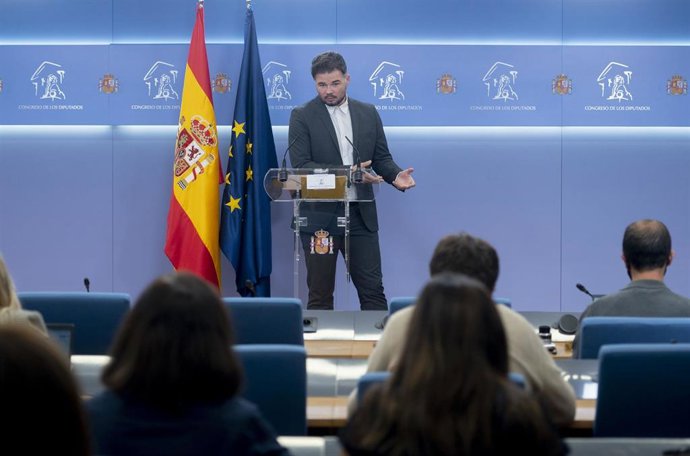 Archivo - El portavoz parlamentario de ERC, Gabriel Rufián, durante una rueda de prensa en el Congreso de los Diputados, a 29 de octubre de 2021, en Madrid (España). Rufián ha informado este viernes de que su grupo no presentará finalmente una enmienda 