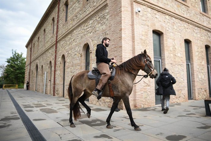 El joven ganadero Rubén Llata, llega con su caballo a la Ciutat Administrativa Nou d'Octubre para registrar una solicitud de huelga de hambre con la que pedir el mantenimiento de pastos, a 19 de noviembre de 2021, en Valencia, Comunidad Valenciana (Espa