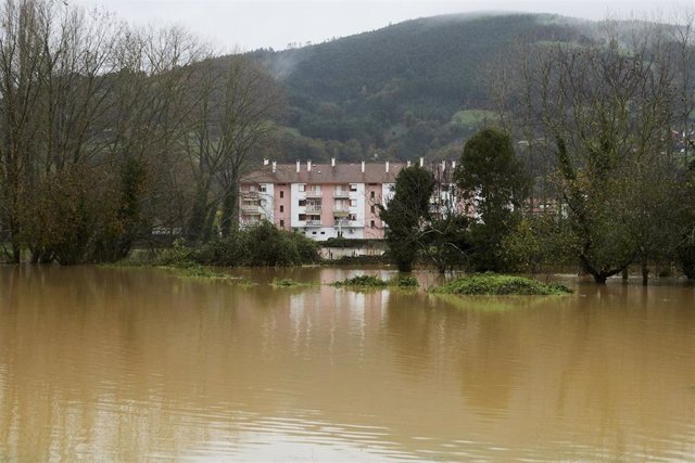 El río Ansón con el caudal muy alto a su paso por Ampuero, a 29 de noviembre de 2021, en Ampuero, Cantabria, (España). 