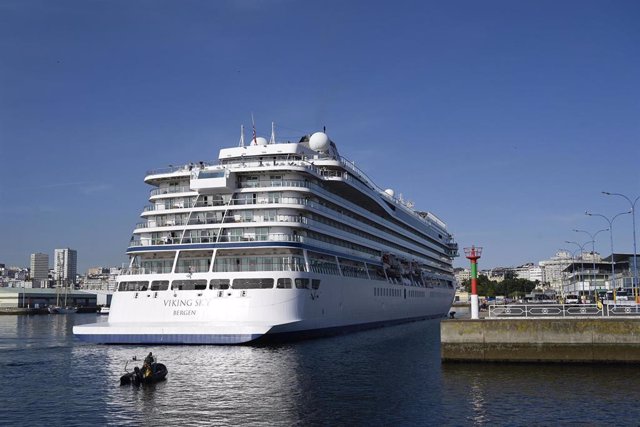 Archivo - El crucero ‘Viking Sky’ arriba al muelle de Trasatlánticos del puerto de A Coruña, a 11 de septiembre de 2021.