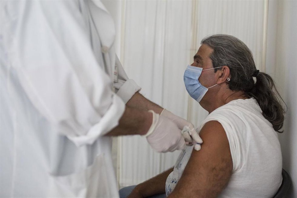 Archivo - Un hombre se vacuna con una dosis de  Pfizer/BioNTech en Grecia. 