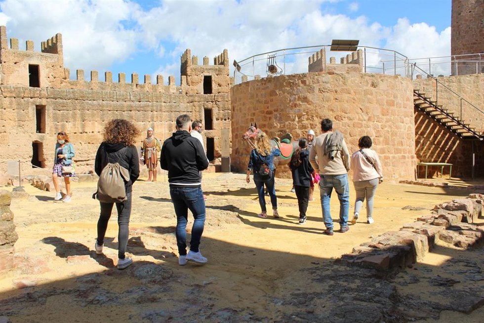 Archivo - Turistas en el Castillo de Baños de la Encina/Archivo