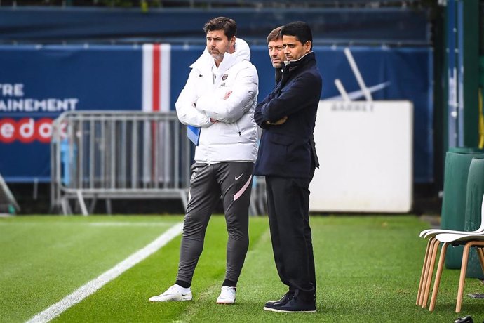 Archivo - Mauricio Pochettino, Nasser Al-Khelaifi y Leonardo durante un entrenamiento del PSG