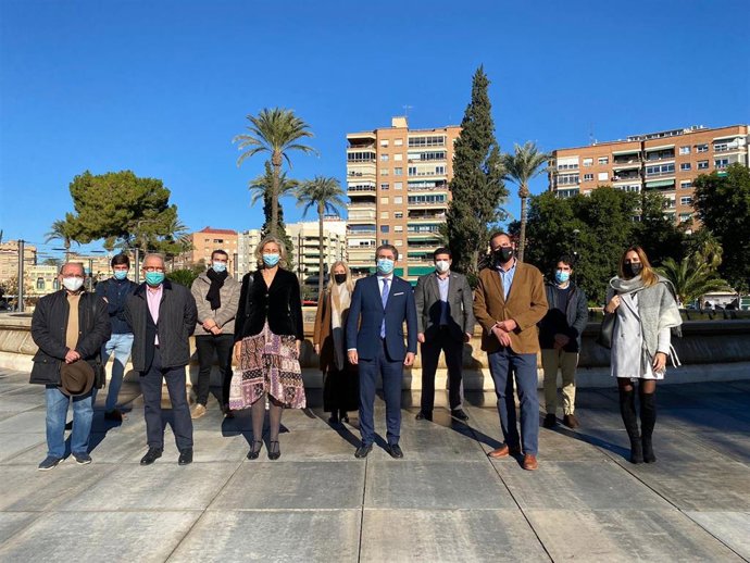 Los concejales del PP posan en la plaza Circular de Murcia, sin el árbol de Navidad