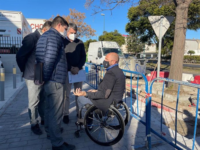 El Ayuntamiento de Málaga desarrolla obras de mejoras en los parques empresariales valoradas en 300.000 euros. El concejal de Ordenación del Territorio, Raúl López, visita algunos polígonos con empresarios para conocer las mejoras en marcha