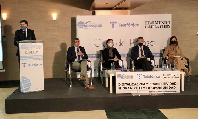 A la izquierda, en el atril, Carlos Fernández Carriedo interviene en el Foro Digitalización y Competitividad de El Mundo de Castilla y León.
