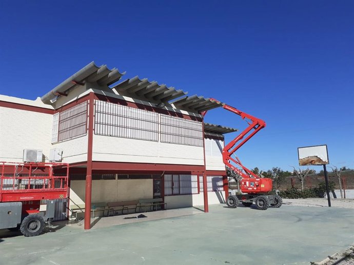 Comienzan los trabajos de retirada de fibrocemento en el CEIP Pablo Gil Castillo de Sangonera la Seca