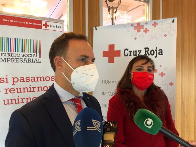 David de la Encina y la presidenta de Cruz Roja en Cádiz.