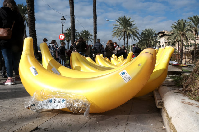 Varios plátanos hinchables durante una concentración frente al Consolat del Mar. 