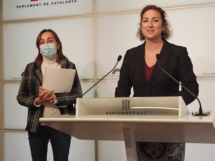 Alícia Romero y Sílvia Paneque (PSC) en rueda de prensa en el Parlament.