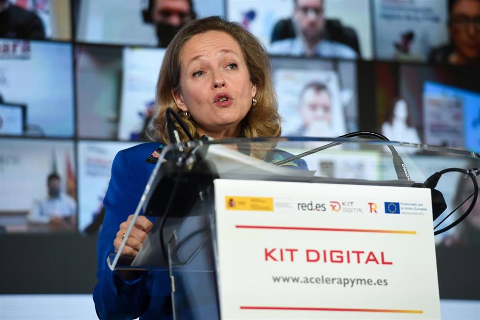 La vicepresidenta primera y ministra de Asuntos Económicos, Nadia Calviño, interviene en la presentación del Kit Digital, en Ifema Madrid, a 24 de noviembre de 2021, en Madrid (España). Se trata de un programa de ayudas económicas impulsado por el Minis
