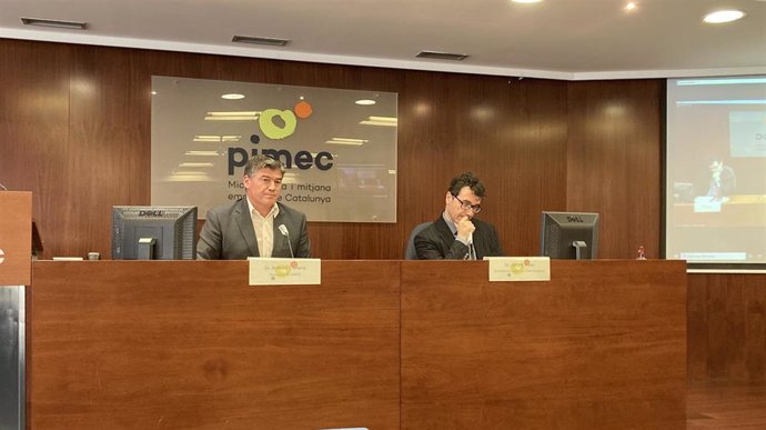 El presidente de Pimec, Antoni Cañete, y el economista Jacint Soler durante la presentación.