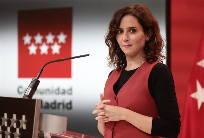 La presidenta de la Comunidad de Madrid, Isabel Díaz Ayuso, en una rueda de prensa después de una reunión con el presidente de la Junta de Castilla y León, en la Real Casa de Correos, a 29 de noviembre de 2021, en Madrid (España). Esta cita se produce 1