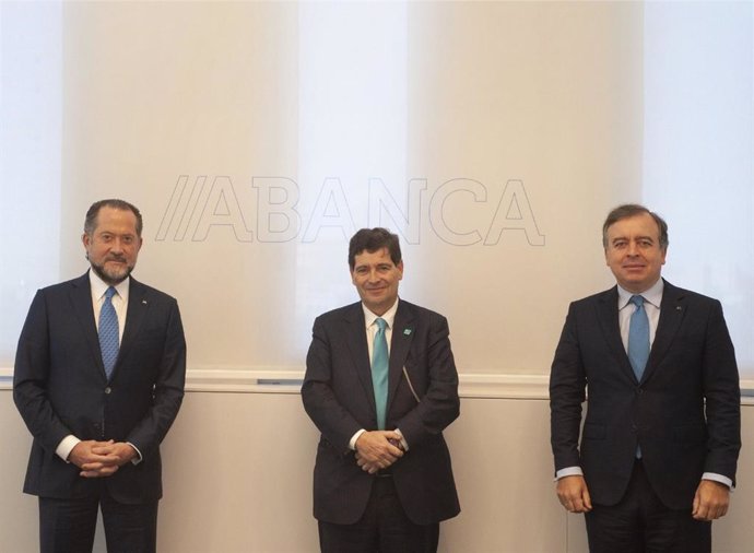 De izquierda a derecha, el presidente de Abanca, Juan Carlos Escotet; el consejero delegado de Novo Banco, Antonio Ramalho, y el consejero delegado de Abanca, Francisco Botas