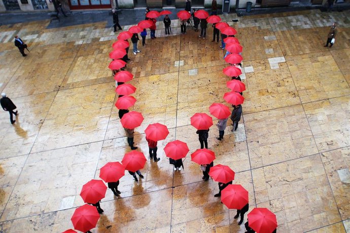 Archivo - Lazo rojo en Oviedo.