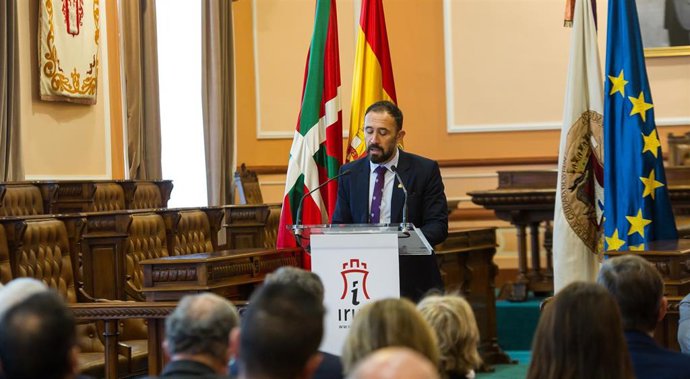 El delegado del Gobierno en Euskadi, Denis Itxaso, interviene en el acto en el que la delegación del Gobierno de Euskadi y el Memorial de Víctimas conmemoran el Día de la Memoria, en el salón de pleno del Ayuntamiento de Irún, a 9 de noviembre de 2021, 