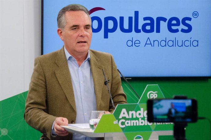 El portavoz de Fomento del Grupo Parlamentario del PP en el Parlamento de Andalucía, Juan Bueno, este martes en rueda de prensa.