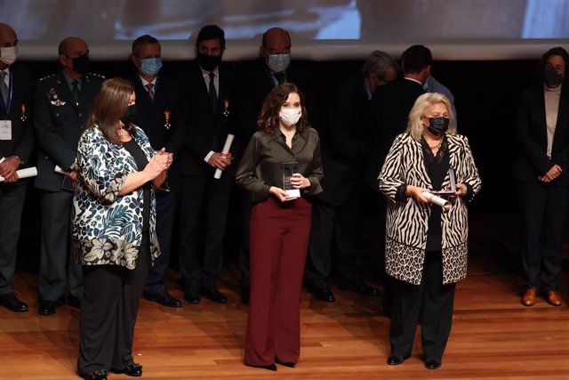 Isabel Díaz Ayuso, presidenta de la Comunidad de Madrid, recibe la Cruz de la Dignidad durante el acto de conmemoración del 40º aniversario de la fundación de la Asociación Víctimas del Terrorismo, a 30 de noviembre de 2021, en Madrid (España).