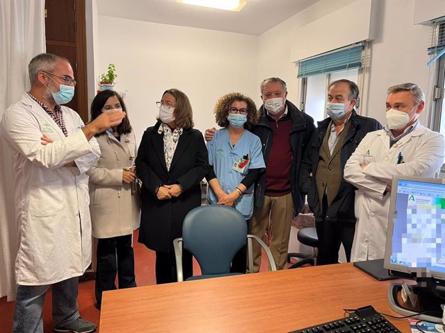 La delegada territorial de Salud y Familias, Regina Serrano, visitado el Centro de ITS en Sevilla.