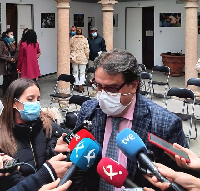 El vicepresidente segundo y consejero de Sanidad y Servicios Sociales, Joé María Vergeles, en declaraciones a los medios tras la inauguración de la exposición 'Re-Cordis' en Mérida