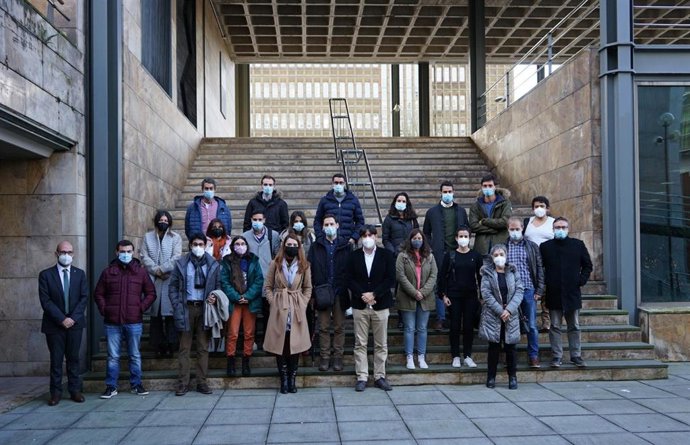 El consejero de Ciencia, Innovación y Universidad, Borja Sánchez, con investigadores.