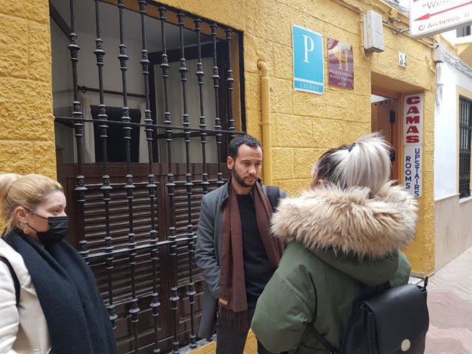 El concejal de la coalición IU-Podemos en el Ayuntamiento de Sevilla, Daniel González Rojas, se ha reunido con la familia desahuciada en Bellavista.
