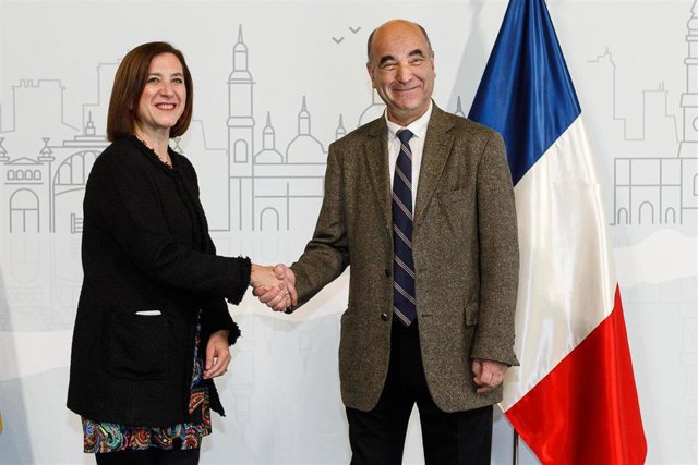 La vicealcaldesa de Zaragoza y consejera municipal de Cultura y Proyección Exterior, Sara Fernández, y el teniente de alcalde de Pau y vicepresidente de la Aglomeración de Pau Béarn Pyrénées, Mohamed Amara,