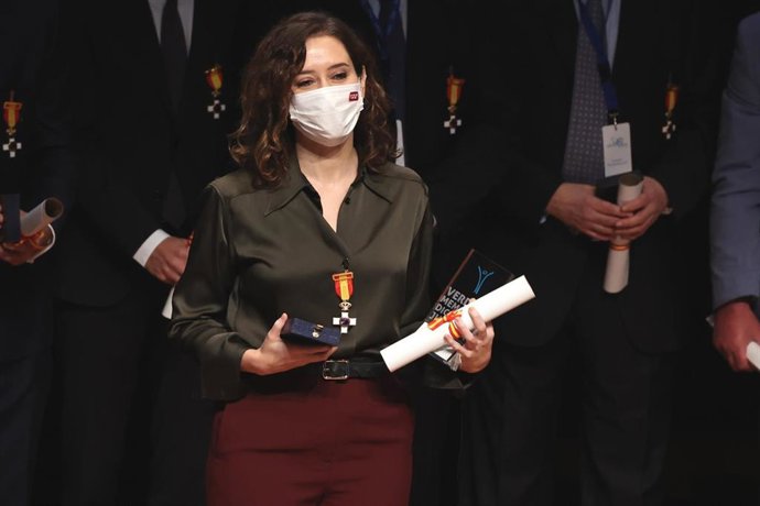 Isabel Díaz Ayuso, presidenta de la Comunidad de Madrid, recibe la Cruz de la Dignidad durante el acto de conmemoración del 40 aniversario de la fundación de la Asociación Víctimas del Terrorismo, a 30 de noviembre de 2021, en Madrid (España).