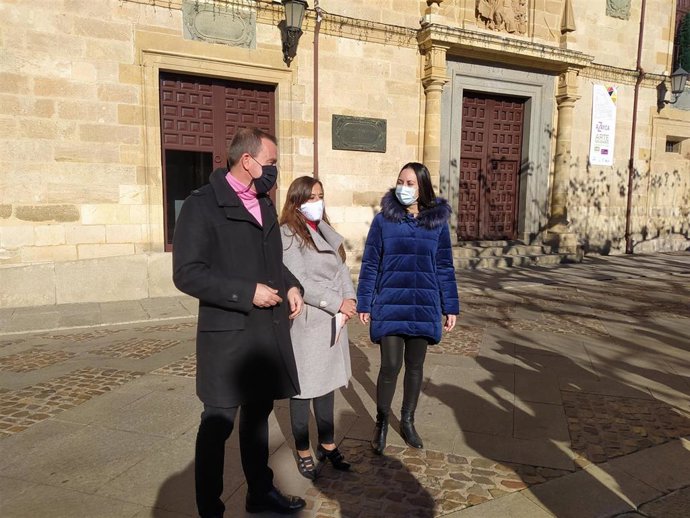 Villarroel (C9 junto a Francisco Requejo (I) y la concejal de Cs, Cruz Lucas.