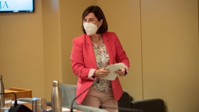 Archivo - La consejera de Salud, Sara Alba, en el Parlamento de La Rioja