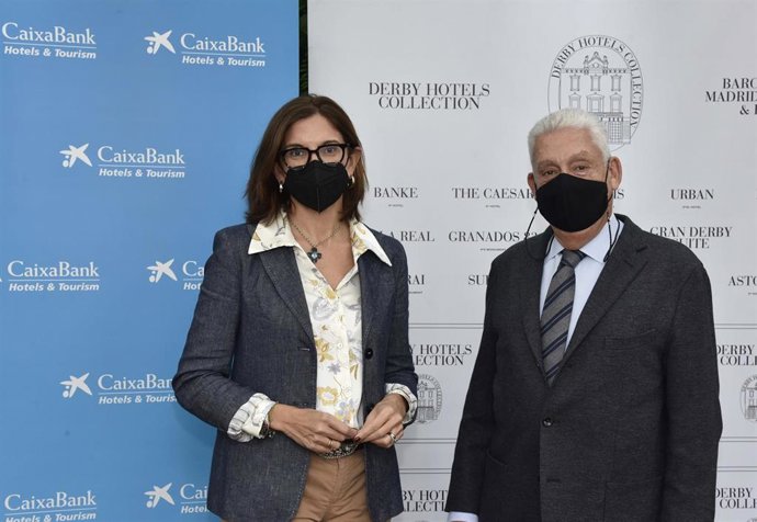La directora territorial de CaixaBank en Barcelona, Maria Alsina, y el presidente de Derby Hotels Collection, Jordi Clos