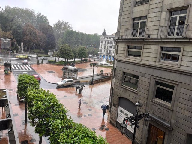 Archivo - Plaza de la Escandalera de Oviedo un día de lluvia.