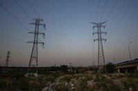 Economía.- La luz baja casi un 10% este miércoles, hasta los 247,21 euros/MWh, pero marca su tercer máximo histórico