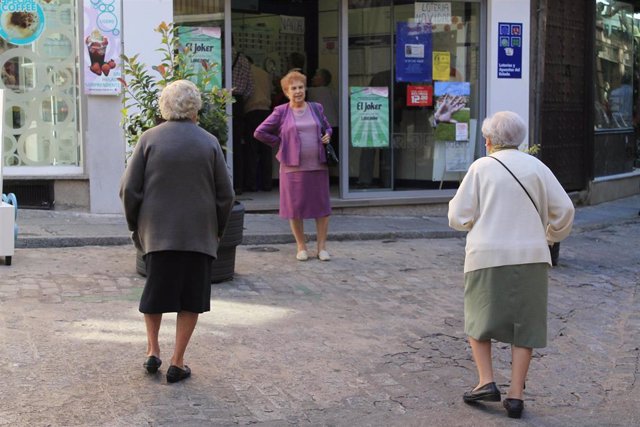 Archivo - Trio de señoras, pertenecientes a la tercera edad, mantiendo una conversación en la plaza de Zocodover