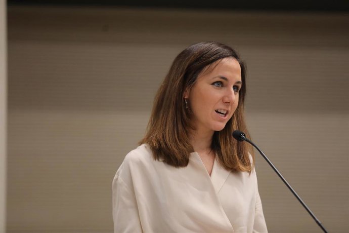 La ministra de Derechos Sociales y Agenda 2030, Ione Belarra, interviene en el acto conmemorativo de los Acuerdos de Paz en Colombia, a 29 de noviembre de 2021, en Madrid (España). La reunión tiene lugar cinco años después de la firma de los Acuerdos de