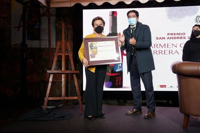 La viticultora tinerfeña Carmen Gloria Ferrera recibe el Premio San Andrés 2021