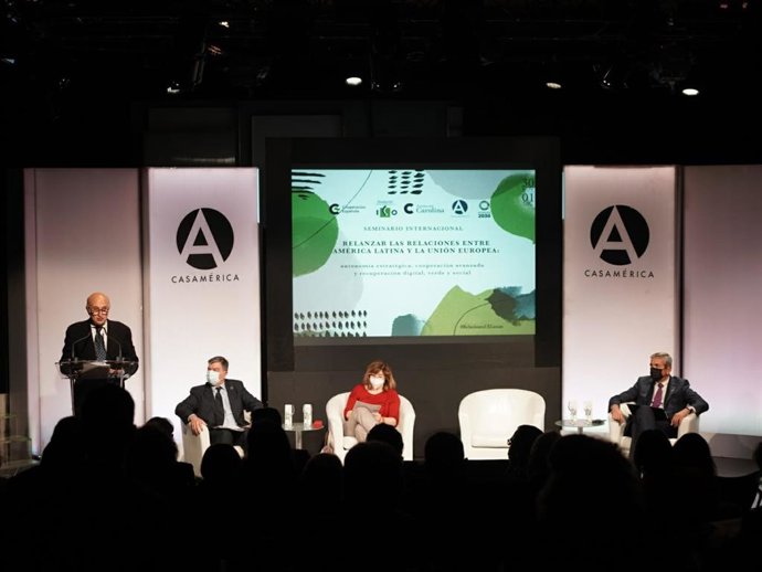 El secretario de Estado para Iberoamérica, Juan Fernández Trigo, interviene en un seminario en Casa de América junto a la secretaria de Estado de Cooperación Internacional, Pilar Cancela