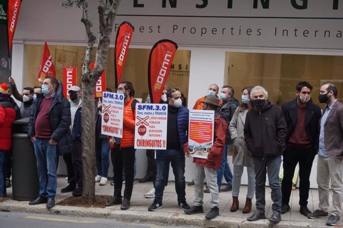 Concentración de trabajadores de SFM frente al Parlament.