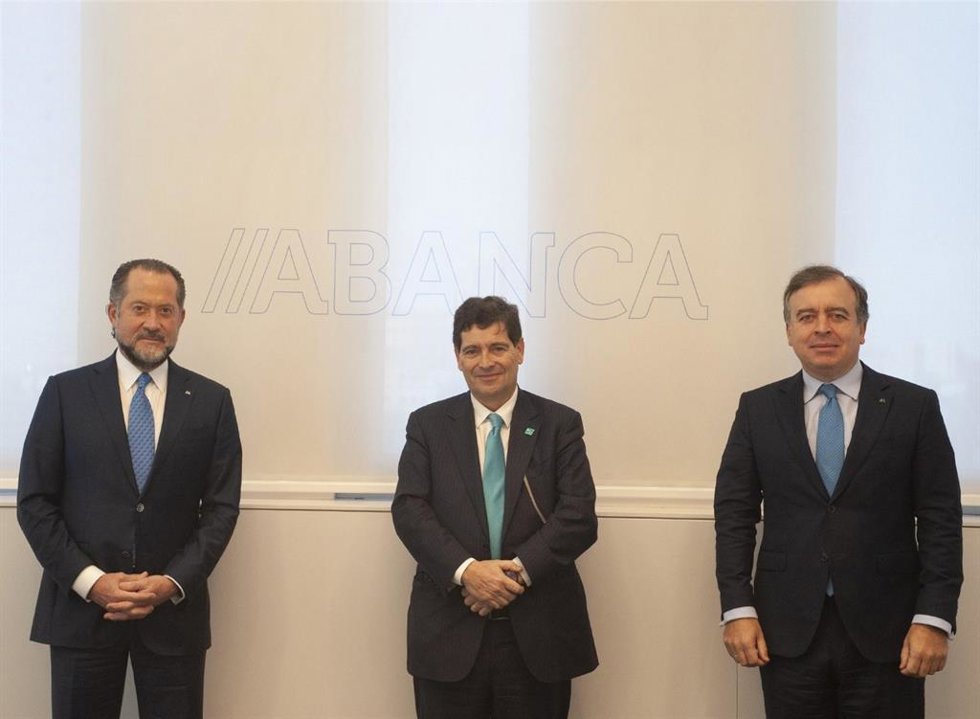 De izquierda a derecha, el presidente de Abanca, Juan Carlos Escotet; el consejero delegado de Novo Banco, Antonio Ramalho, y el consejero delegado de Abanca, Francisco Botas