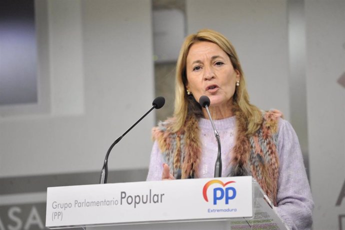 La portavoz de Sanidad del PP en la Asamblea de Extremadura, en una rueda de prensa.