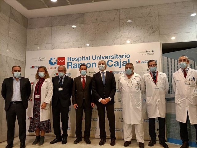 Enrique Ruiz Escudero visita el Servicio de Microbiología del Hospital público General Gregorio Marañón