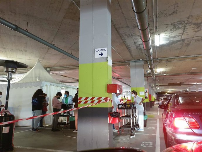 Archivo - Vacunación parking 3 del HUCA.