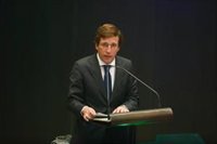 Almeida reprocha a Vox "matonismo político" al "secuestrar a madrileños" y le vuelve a pedir que "se siente" a negociar