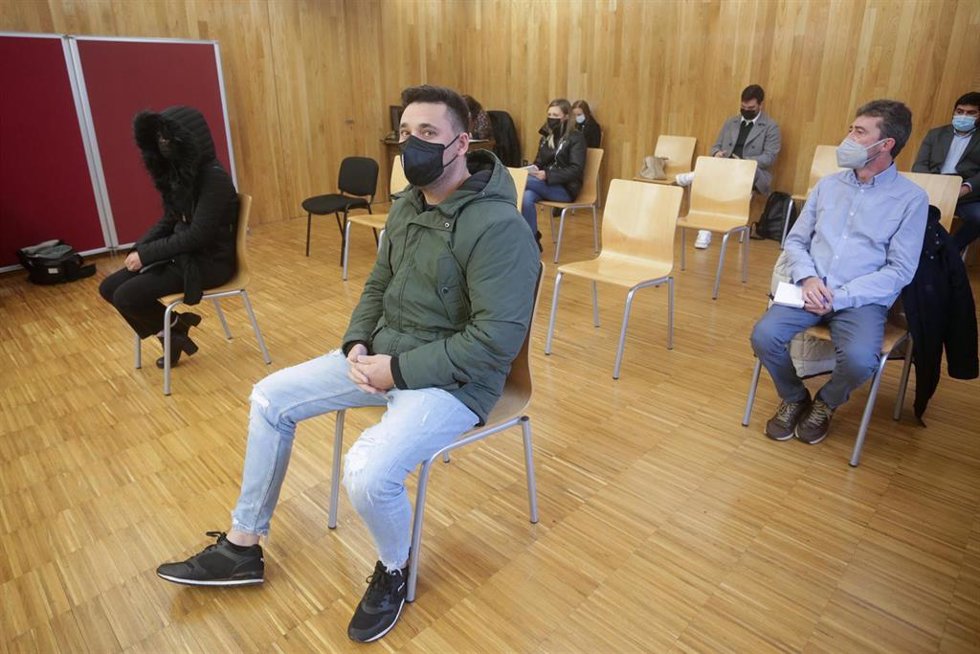 G.P.S (i) y J.M.P.N (d) declaran como acusados en el marco de la Operación Carioca, en la sección segunda de la Audiencia de Lugo, a 30 de noviembre de 2021, en Lugo, Galicia, (España). El otro acusado, J.M.G.A declaró desde la prisión leonesa de Mans